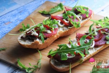 Zdjęcie - Zapiekanki z salami i rukolą - Przepisy kulinarne ze zdjęciami
