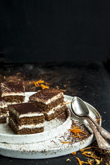 Zdjęcie - Zdrowe ciasto marchewkowe z mielonymi orzechami laskowymi - Przepisy kulinarne ze zdjęciami