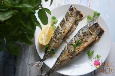 Zdjęcie - Makrela pieczona z kolendrą i czosnkiem - Przepisy kulinarne ze zdjęciami