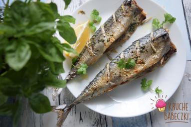 Zdjęcie - Makrela pieczona z kolendrą i czosnkiem - Przepisy kulinarne ze zdjęciami