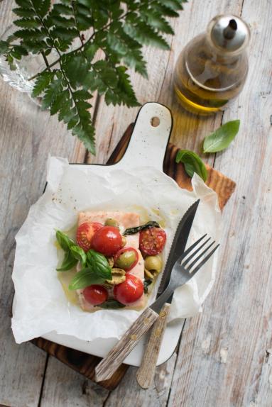 Zdjęcie - Błyskawiczny łosoś pieczony z pomidorami - Przepisy kulinarne ze zdjęciami