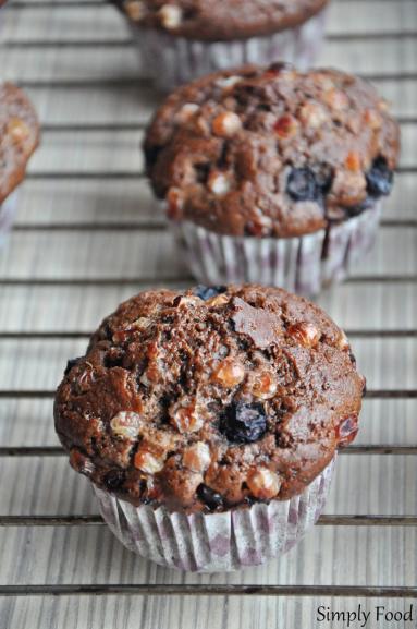 Zdjęcie - Kakaowe muffiny pełnoziarniste z owocami - Przepisy kulinarne ze zdjęciami