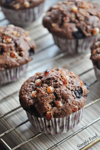 Zdjęcie - Kakaowe muffiny pełnoziarniste z owocami - Przepisy kulinarne ze zdjęciami