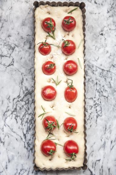 Zdjęcie - Foccacia z pomidorami krok po kroku włoski przepis - Przepisy kulinarne ze zdjęciami