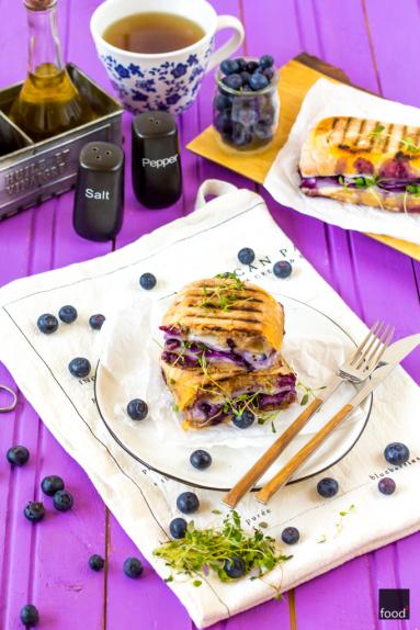 Zdjęcie - Tosty z jagodami i kozim serem - Przepisy kulinarne ze zdjęciami