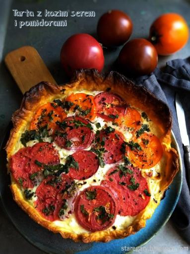 Zdjęcie - Tarta na cieście francuskim z kozim serem i pomidorami - Przepisy kulinarne ze zdjęciami