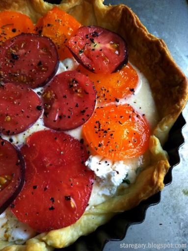 Zdjęcie - Tarta na cieście francuskim z kozim serem i pomidorami - Przepisy kulinarne ze zdjęciami