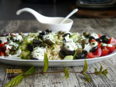 Zdjęcie - Kritharaki - makaronowa sałatka grecka z sosem jogurtowym - Przepisy kulinarne ze zdjęciami