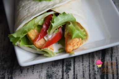 Zdjęcie - Wrapy z kurczakiem, papryką, sałatą i sosem czosnkowym - Przepisy kulinarne ze zdjęciami