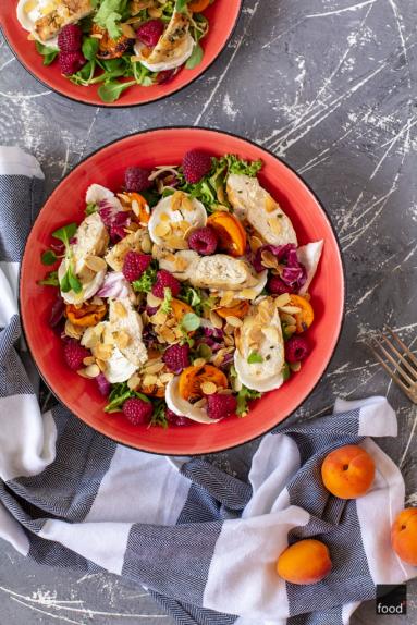 Zdjęcie - Sałatka z grillowanym kurczakiem, morelami, malinami i serem kozim - Przepisy kulinarne ze zdjęciami
