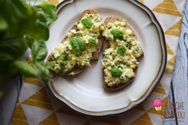Zdjęcie - Pasta jajeczna z awokado i natką pietruszki - Przepisy kulinarne ze zdjęciami
