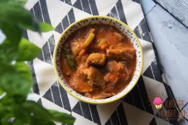 Zdjęcie - Gulasz wieprzowy z papryką, ogórkiem kiszonym i pieczarkami - Przepisy kulinarne ze zdjęciami