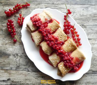 Zdjęcie - Gryczane naleśniki z serkiem labneh i sosem z czerwonej porzeczki - Przepisy kulinarne ze zdjęciami