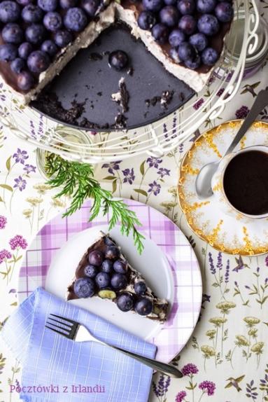 Zdjęcie - Dekadencki sernik na zimno z borówkami i gorzką czekoladą | U stóp Benbulbena - Przepisy kulinarne ze zdjęciami