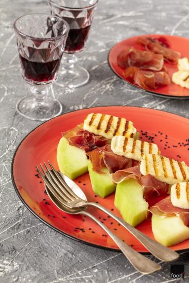 Zdjęcie: Melon z jamón serrano i grillowanym serem halloumi Zdjęcie - Melon z jamón serrano i grillowanym serem halloumi - Przepisy kulinarne ze zdjęciami