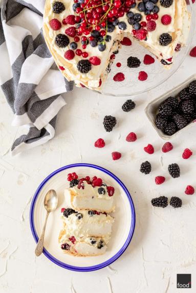 Zdjęcie - Tort bezowy z owocami lata - Przepisy kulinarne ze zdjęciami