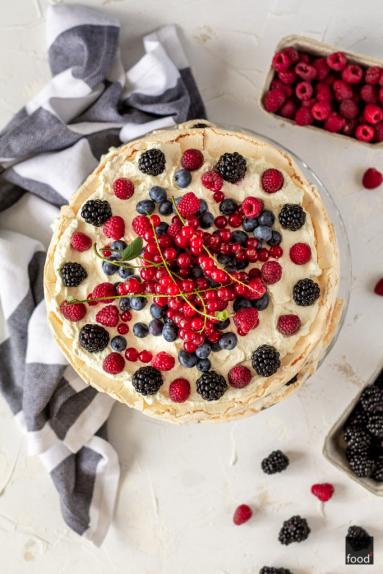 Zdjęcie - Tort bezowy z owocami lata - Przepisy kulinarne ze zdjęciami