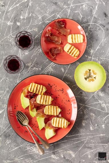 Zdjęcie - Melon z jamón serrano i grillowanym serem halloumi - Przepisy kulinarne ze zdjęciami