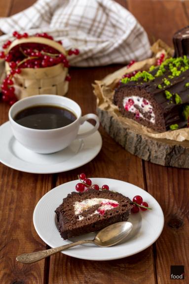 Zdjęcie - Bûche au chocolat - czekoladowa rolada biszkoptowa z bitą śmietaną i porzeczkami - Przepisy kulinarne ze zdjęciami
