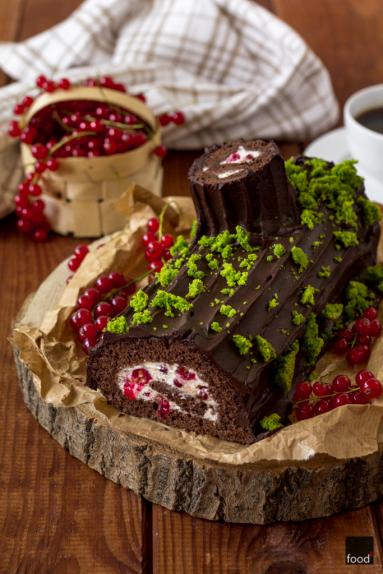 Zdjęcie - Bûche au chocolat - czekoladowa rolada biszkoptowa z bitą śmietaną i porzeczkami - Przepisy kulinarne ze zdjęciami