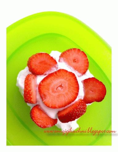 Zdjęcie - mini pavlove z truskawkami - Przepisy kulinarne ze zdjęciami