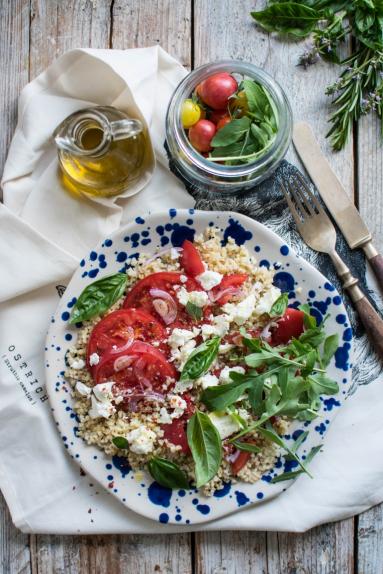 Zdjęcie - Sałatka z pomidorami i kaszą bulgur - Przepisy kulinarne ze zdjęciami
