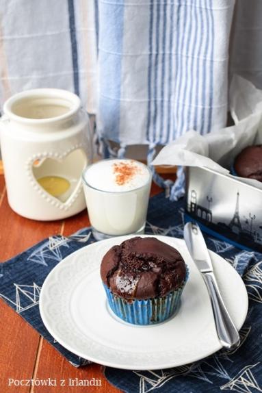 Zdjęcie - Kakaowe muffiny z marshmallows | U stóp Benbulbena - Przepisy kulinarne ze zdjęciami