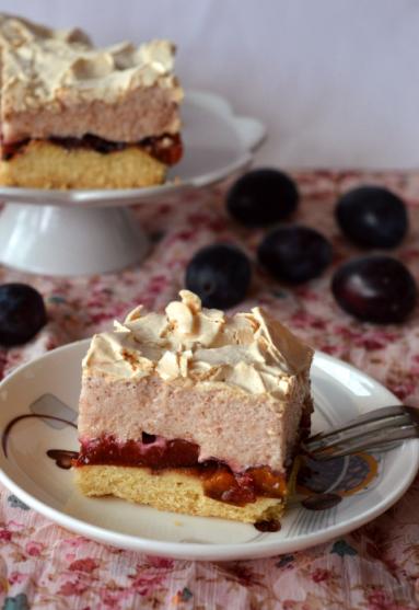 Zdjęcie - Kruche ciasto ze śliwkami i cynamonową bezą - Przepisy kulinarne ze zdjęciami