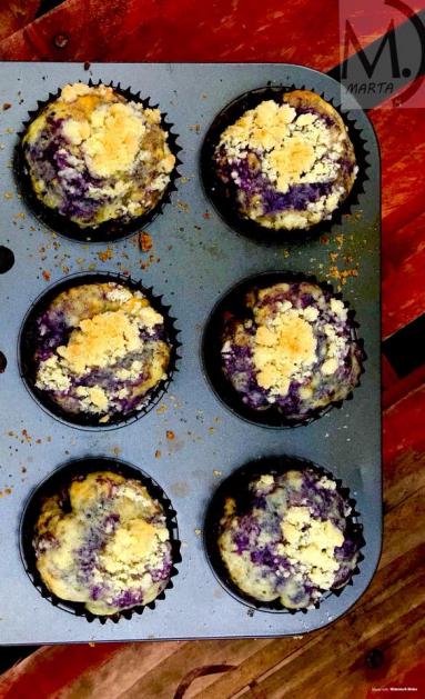 Zdjęcie - Jagodowe muffinki z kruszonką - Przepisy kulinarne ze zdjęciami