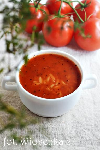 Zdjęcie - Lekka zupa pomidorowa - Przepisy kulinarne ze zdjęciami