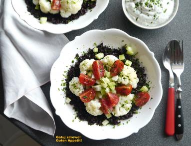 Zdjęcie - Czarny ryż z Piemontu i prosta sałatka z kalafiorem - Przepisy kulinarne ze zdjęciami