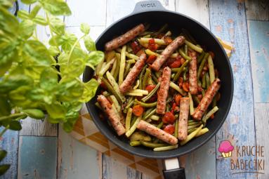 Zdjęcie - Białe kiełbaski z fasolką szparagową, papryką, marchewką i cukinią - Przepisy kulinarne ze zdjęciami
