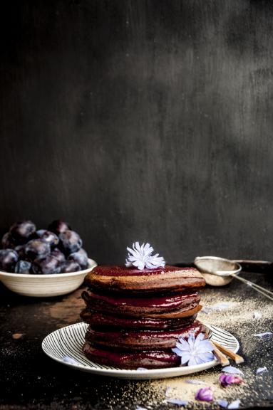 Zdjęcie - Czekoladowe pancakes z gorącymi śliwkami - Przepisy kulinarne ze zdjęciami