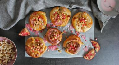 Zdjęcie - Róże z jabłkiem i masłem orzechowym - Przepisy kulinarne ze zdjęciami