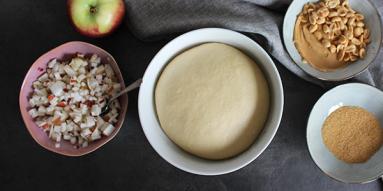 Zdjęcie - Róże z jabłkiem i masłem orzechowym - Przepisy kulinarne ze zdjęciami