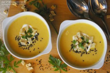 Zdjęcie - Pikantna zupa dyniowa z ziołami i parmezanem - Przepisy kulinarne ze zdjęciami