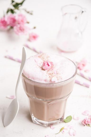 Zdjęcie - Różowe latte z mlekiem migdałowym - Przepisy kulinarne ze zdjęciami