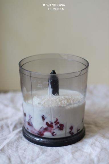 Zdjęcie - Malinowo-kokosowy shake na mleku roślinnym - Przepisy kulinarne ze zdjęciami