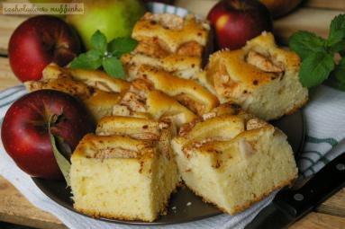 Zdjęcie - Ciasto jabłkowe z cynamonem - Przepisy kulinarne ze zdjęciami