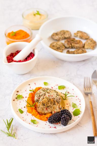Zdjęcie - Polędwiczki wieprzowe z purée z marchwi i gruszki - Przepisy kulinarne ze zdjęciami