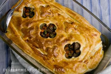 Zdjęcie - pot pie z grzybami, gulasz grzybowy zapiekany pod ciastem francuski... - Przepisy kulinarne ze zdjęciami