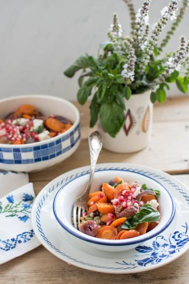 Zdjęcie - Sałatka z pieczonymi warzywami i kaszą - Przepisy kulinarne ze zdjęciami