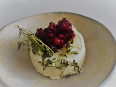 Zdjęcie - Grillowany ser z chutneyem z czerwonych porzeczek - Przepisy kulinarne ze zdjęciami