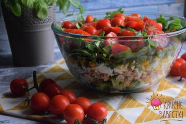 Zdjęcie - Warstwowa sałatka z tuńczykiem, brokułem, jajkiem, rukolą i pomidorem - Przepisy kulinarne ze zdjęciami