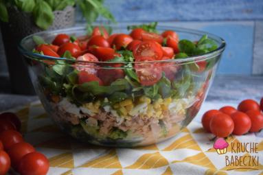 Zdjęcie - Warstwowa sałatka z tuńczykiem, brokułem, jajkiem, rukolą i pomidorem - Przepisy kulinarne ze zdjęciami