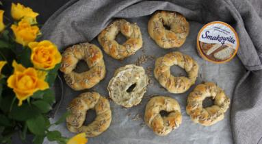 Zdjęcie - Cebulowe wianuszki ze słonecznikiem - Przepisy kulinarne ze zdjęciami