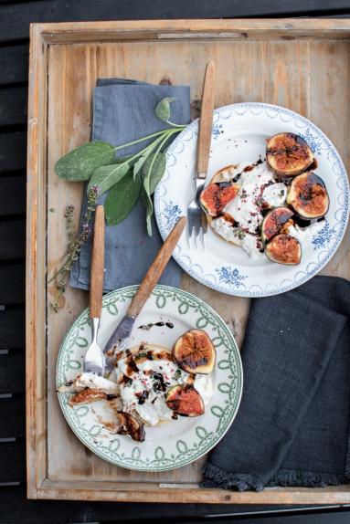 Zdjęcie - Grzanki z figami w sosie balsamicznym i burratą - Przepisy kulinarne ze zdjęciami