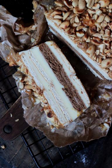 Zdjęcie - SNICKERS BEZ PIECZENIA  - ciasto na herbatnikach z kremem z mleka w proszku - Przepisy kulinarne ze zdjęciami