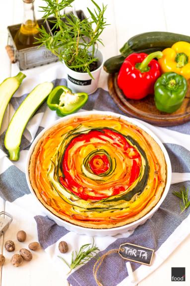 Zdjęcie - Zakręcona tarta z cukinią, marchewką i papryką - Przepisy kulinarne ze zdjęciami