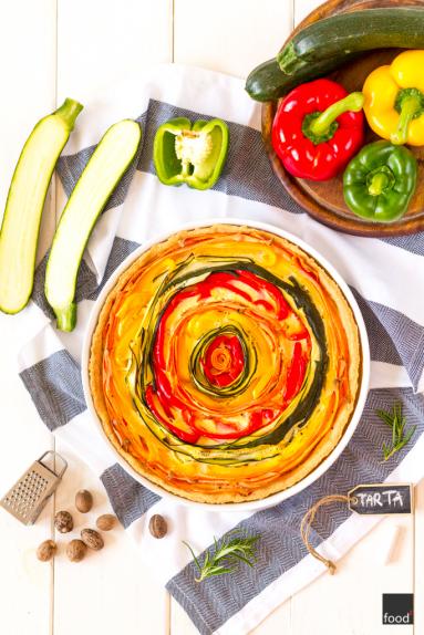 Zdjęcie - Zakręcona tarta z cukinią, marchewką i papryką - Przepisy kulinarne ze zdjęciami